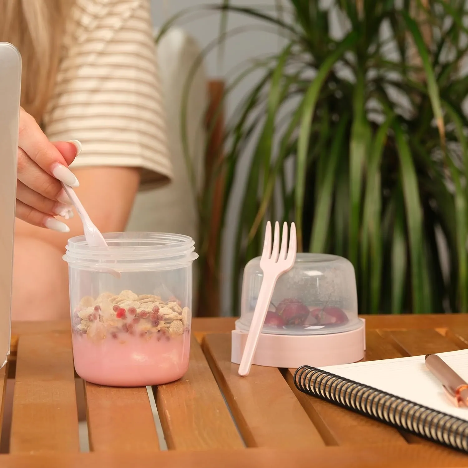 4 Pack On The Go 21.9 oz Breakfast Cups with Lids and Spoon, Reusable Cereal Yogurt Cup with Topping Plastic Overnight Oats Container for Granola Oatmeal (21.9 oz - 4 Colors Set)