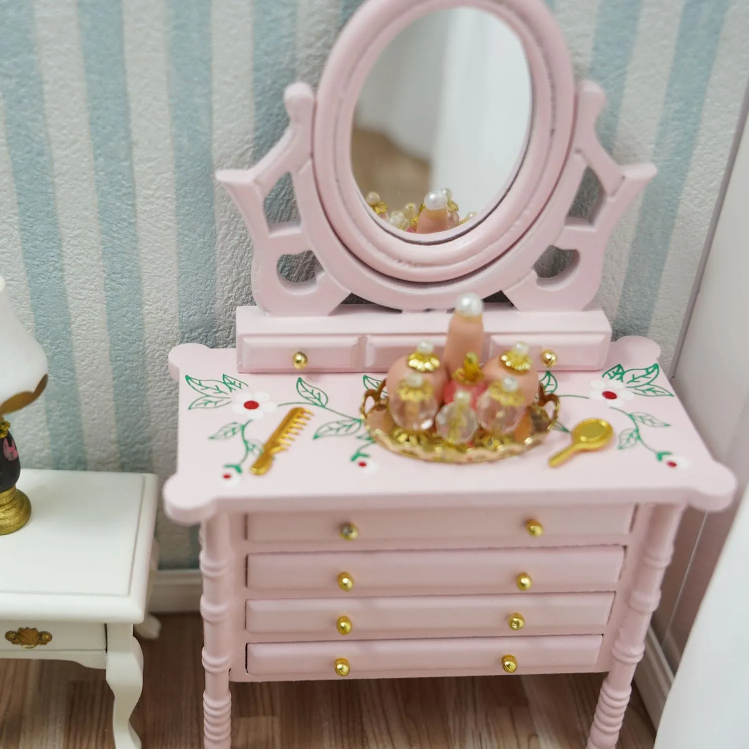 Miniature Dollhouse Vanity Table 1 12 Furniture Makeup Dressing Table with Mirror and 4 Drawers Mini House Accessories Bedroom Living Room Scene Decoration (Pink)