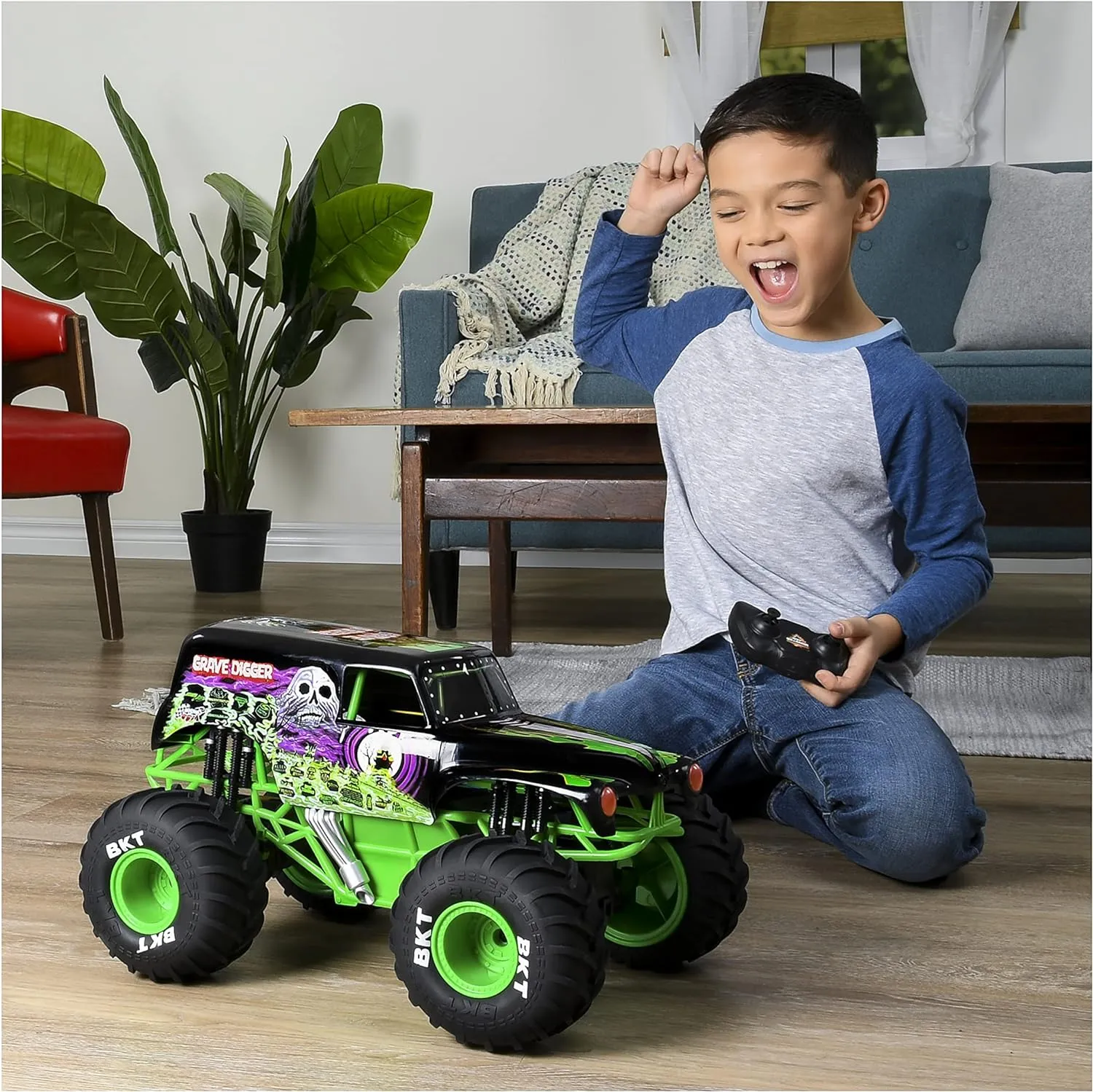 Monster Jam, Official Grave Digger Remote Control Truck 1:15 Scale, 2.4GHz